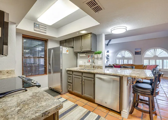Walk To Park: Snowbird Haven W/ Pool In Holiday home