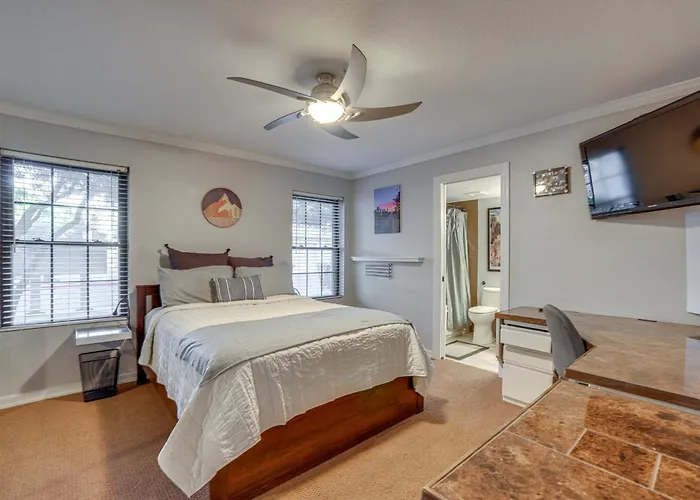 Walk To Park: Snowbird Haven W/ Pool In Holiday home